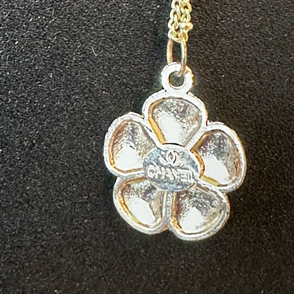 Chanel Flower Pearl CC Charm Zipper Pull NWOT - Picture 2 of 7